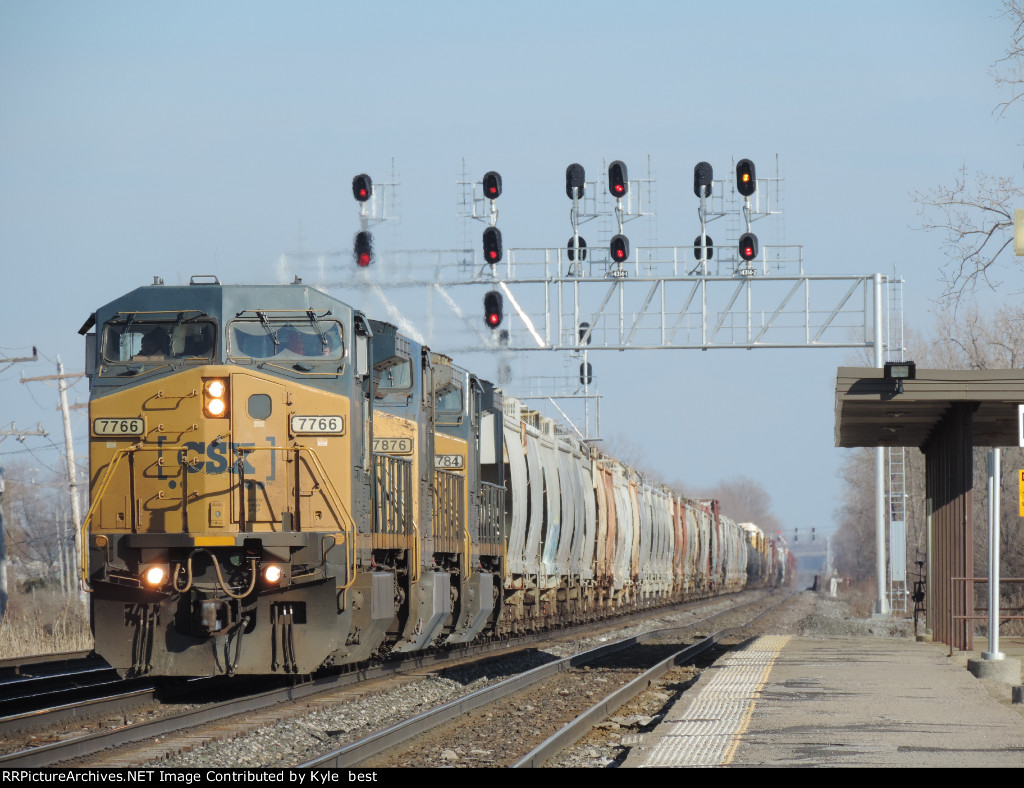 CSX 7766 on M561